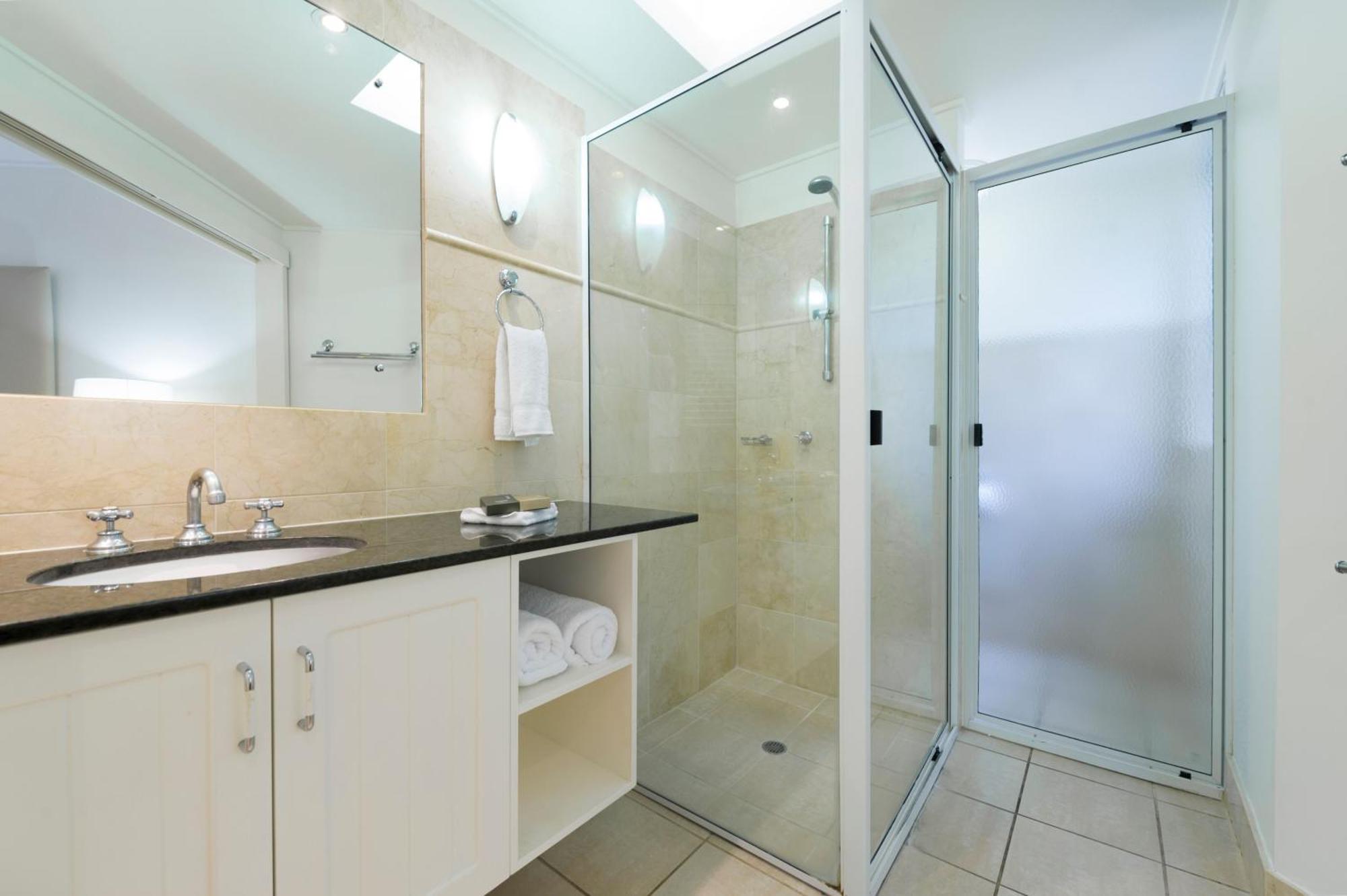 Mandalay Luxury Beachfront Apartments Порт Дъглас Екстериор снимка